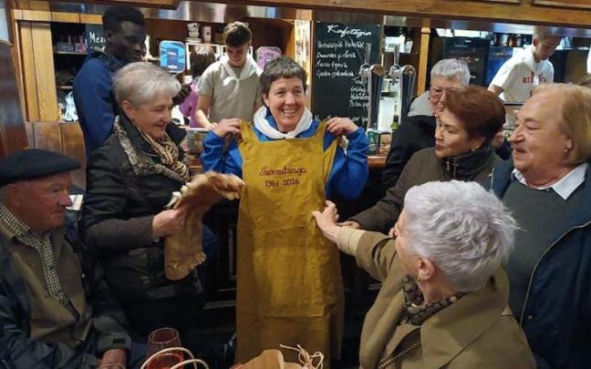 Los clientes regalan un delantal conmemorativo a Jaione Gurrutxaga.