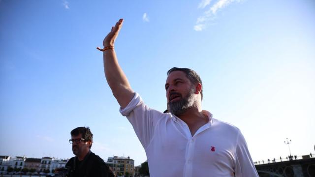 El presidente de Vox, Santiago Abascal, saluda a sus seguidores durante un acto político de su formación en Madrid.