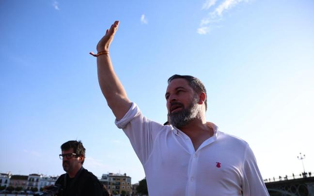 El presidente de Vox, Santiago Abascal, saluda a sus seguidores durante un acto político de su formación en Madrid.