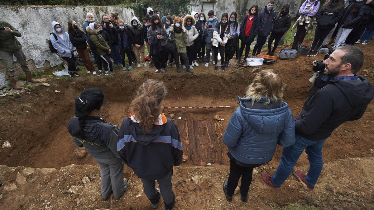 Estudiantes participantes en el proyecto Totalitarismos y Memorias escuchando las explicaciones durante las tareas de exhumación en busca de restos que puedan corresponder a presos del fuerte de San Cristóbal.