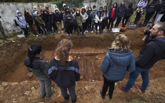 Estudiantes participantes en el proyecto Totalitarismos y Memorias escuchando las explicaciones durante las tareas de exhumación en busca de restos que puedan corresponder a presos del fuerte de San Cristóbal. Estudiantes participantes en el proyecto Totalitarismos y Memorias escuchando las explicaciones durante las tareas de exhumación en busca de restos que puedan corresponder a presos del fuerte de San Cristóbal.