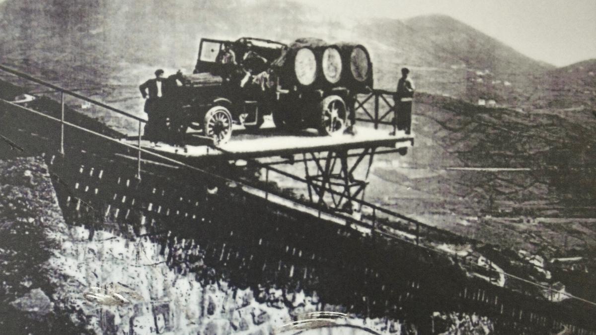 La plataforma del funicular transportando un camión cargado.