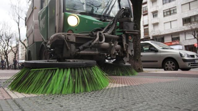 Barredora en las calles de Gasteiz. Foto: Jorge Muñoz