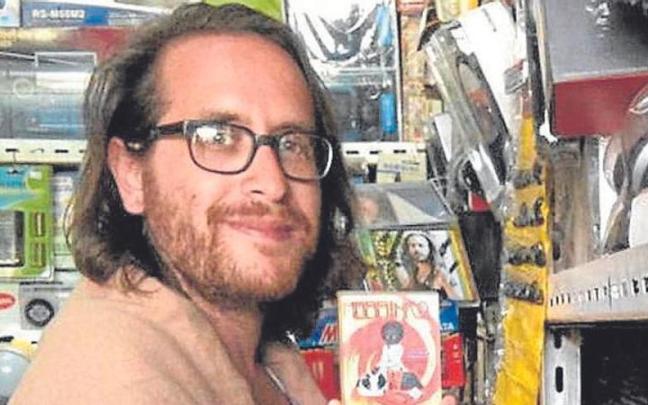Brian Shimkovitz Ghanan kasete zinta bat esku artean. Brian Shimkovitz Ghanan kasete zinta bat esku artean.