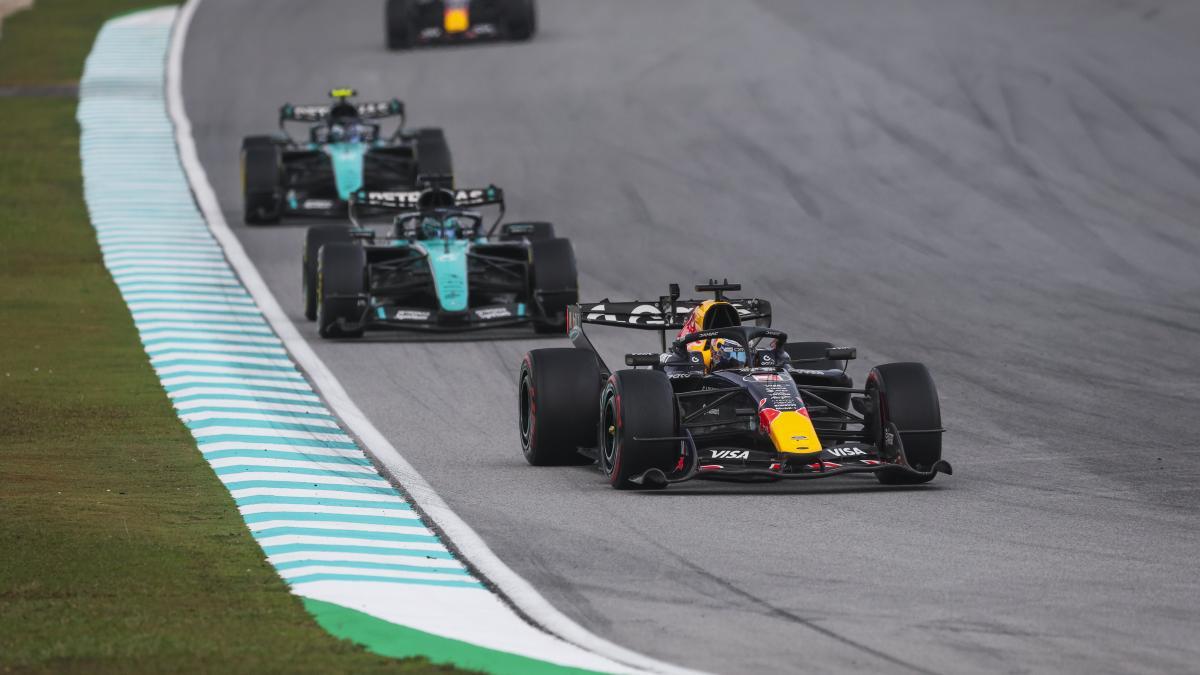 Verstappen, ante los Mercedes de Kimi Antonelli y George Russell.
