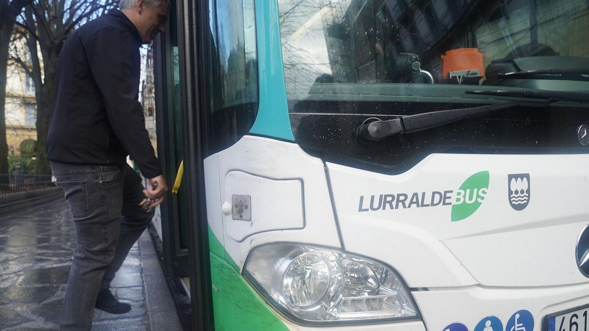 Un autobús de Lurraldebus, en foto de archivo.