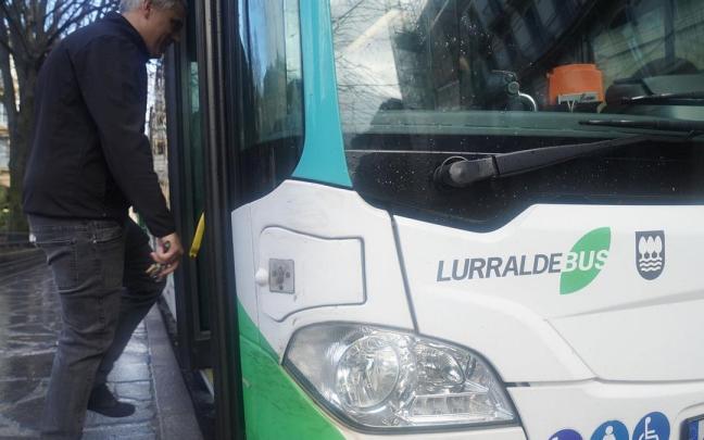 Un autobús de Lurraldebus, en foto de archivo.