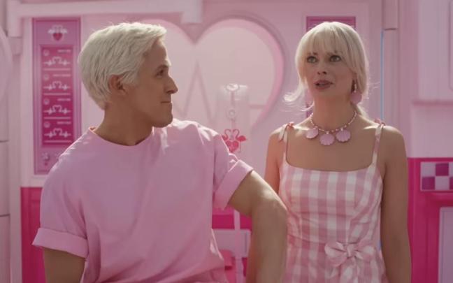 Ken y Barbie en un fotograma de la película.