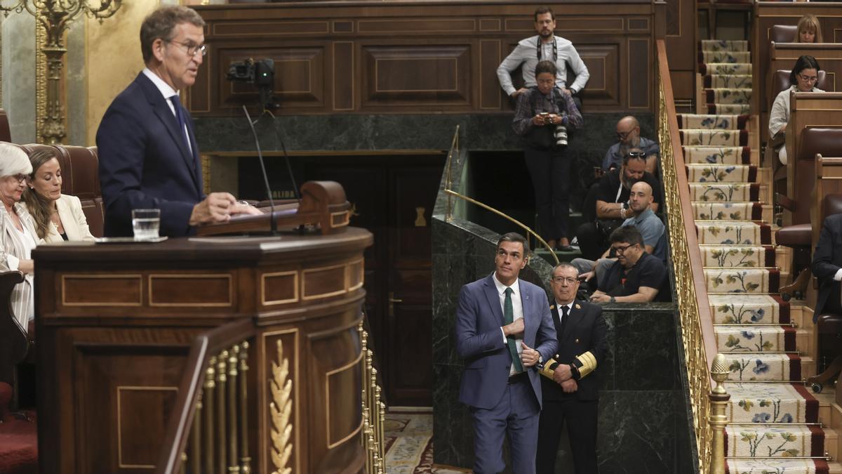 Sánchez entra en el hemiciclo durante una intervención de Núñez Feijóo.