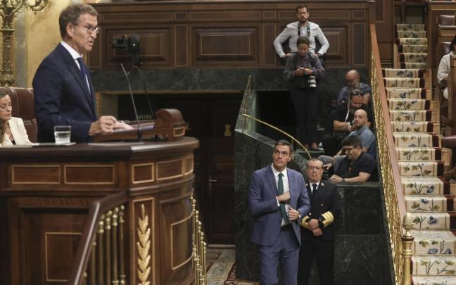 Sánchez entra en el hemiciclo durante una intervención de Núñez Feijóo.
