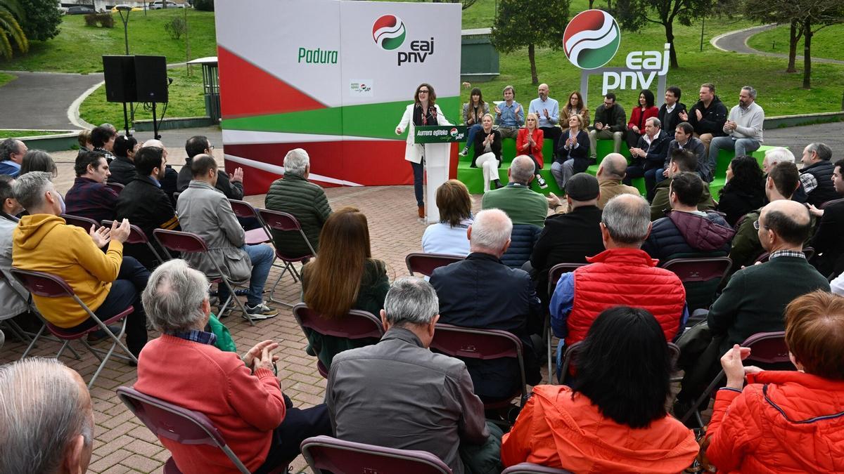 El público escuchó con atención los compromisos de la candidata a diputada general.