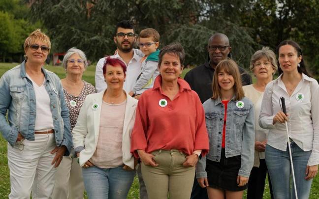 Un grupo de personas con problemas de vista luce el distintivo “Tengo Baja Visión”.