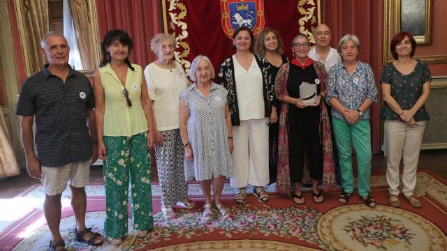 Cristina Serantes, coordinadora de la entidad y encargada de recibir el premio, junto con Carmelo Zabalza, Sara Chivite, Maite Marturet, Mercedes Beonza, Arantxa Muñoz, Lidia Lizarraga, Luisa Jusué, José Javier Pascual y Ana Labiano, nueve