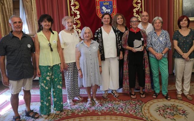 Cristina Serantes, coordinadora de la entidad y encargada de recibir el premio, junto con Carmelo Zabalza, Sara Chivite, Maite Marturet, Mercedes Beonza, Arantxa Muñoz, Lidia Lizarraga, Luisa Jusué, José Javier Pascual y Ana Labiano, nueve Cristina Serantes, coordinadora de la entidad y encargada de recibir el premio, junto con Carmelo Zabalza, Sara Chivite, Maite Marturet, Mercedes Beonza, Arantxa Muñoz, Lidia Lizarraga, Luisa Jusué, José Javier Pascual y Ana Labiano, nueve