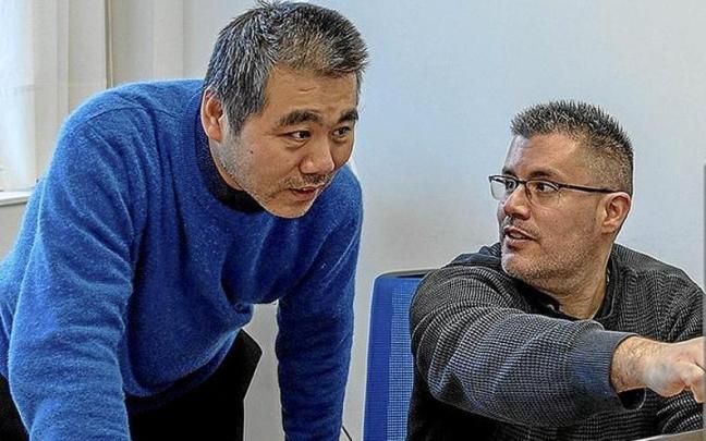 Lerro hauekin batera agertzen den irudian, Xi Chen eta Mikel Sanz. | ARGAZKIA: UTZITA