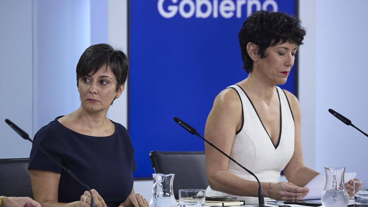 La ministra de Vivienda, Isabel Rodríguez (i) y la ministra de Inclusión, Seguridad Social y Migraciones, Elma Saiz (d)