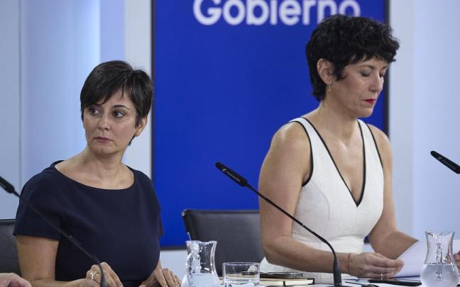 La ministra de Vivienda, Isabel Rodríguez (i) y la ministra de Inclusión, Seguridad Social y Migraciones, Elma Saiz (d)