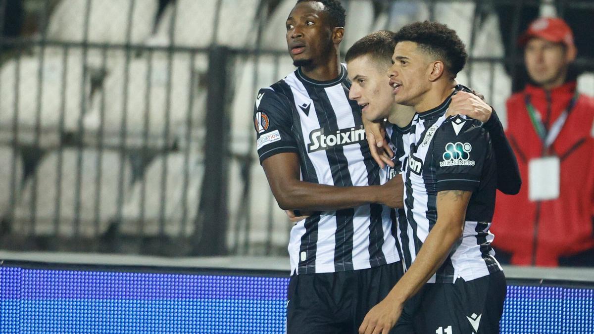 Los jugadores del Paok celebran la victoria ante el Slavia de Praga. / ACHILLEAS CHIRAS