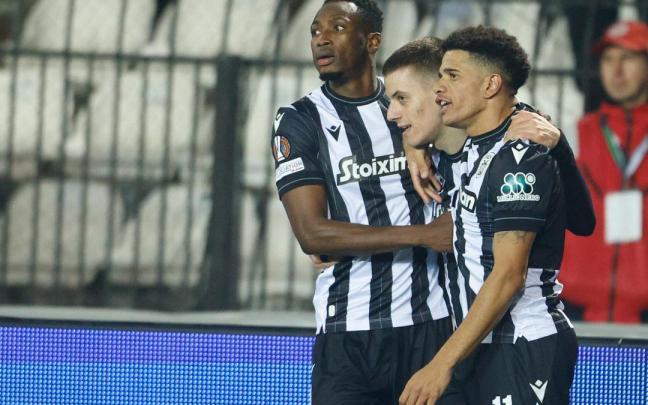 Los jugadores del Paok celebran la victoria ante el Slavia de Praga. / ACHILLEAS CHIRAS