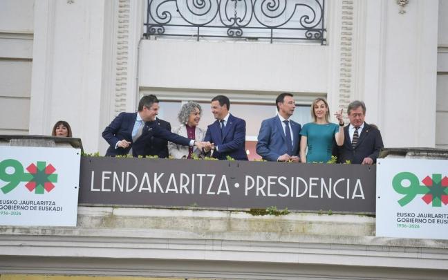 El Gobierno Vasco reunido en el Hotel Carlton de Bilbao en el 90 aniversario del primer Ejecutivo de Euskadi, presidido por José Antonio Agirre.