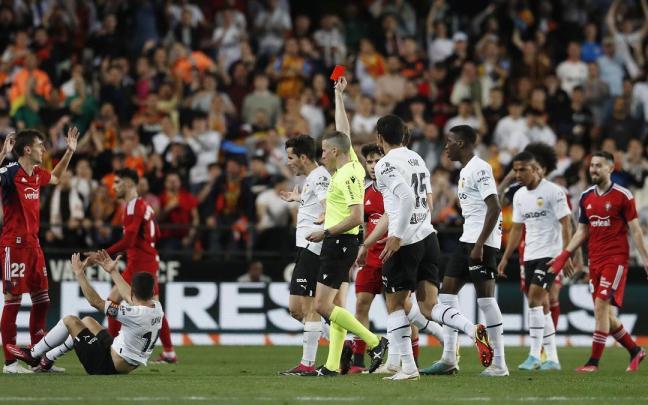 Aimar no se cree la roja de Iglesias Villanueva que, tras paso por el VAR, fue amarilla Aimar no se cree la roja de Iglesias Villanueva que, tras paso por el VAR, fue amarilla