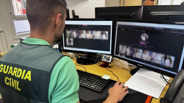 Un guardia civil realiza la revisión de 'deepfakes' de menores edad.