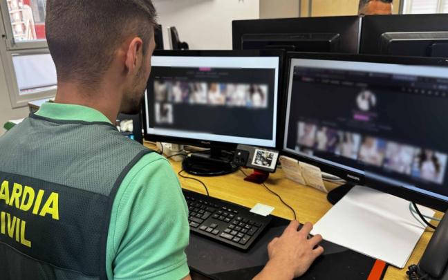 Un guardia civil realiza la revisión de 'deepfakes' de menores edad.