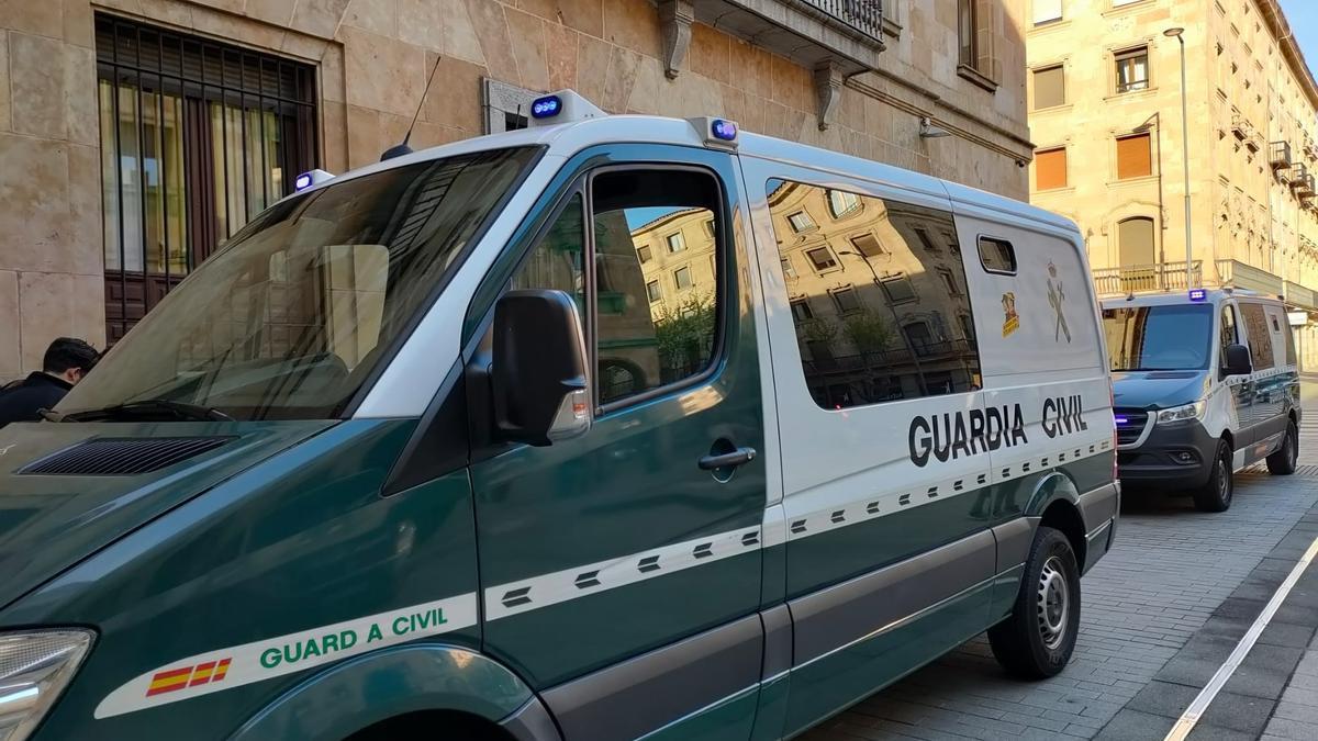 Furgones en la Audiencia Provincial de Salamanca.