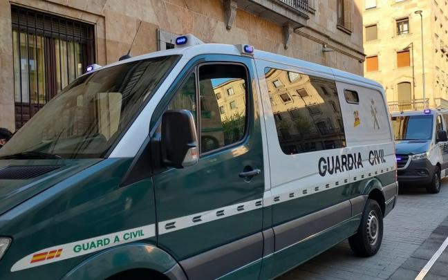 Furgones en la Audiencia Provincial de Salamanca.