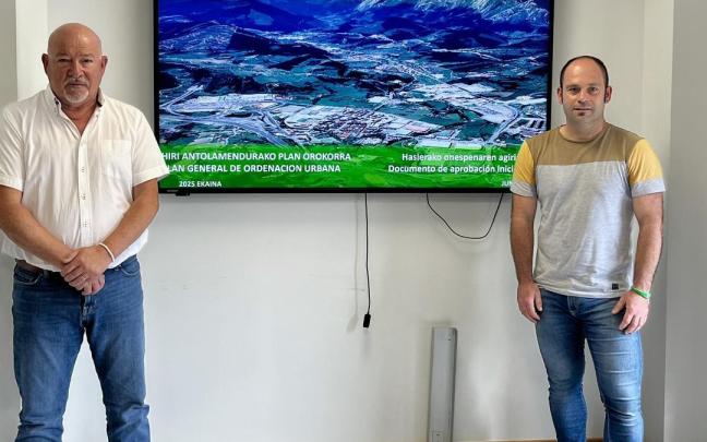 Jose Luis Navarro y el alcalde Mikel Urrutia