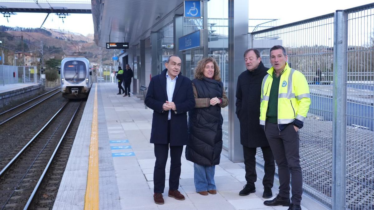 Responsables de la consejería de Movilidad Sostenible, ETS y el alcalde de Bedia han visitado este viernes la estación