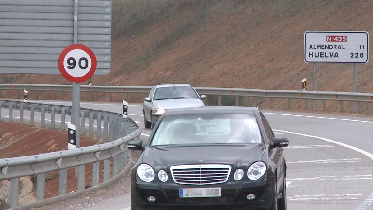 Un vehículo circula por una carretera limita a 90 kilómetros por hora.
