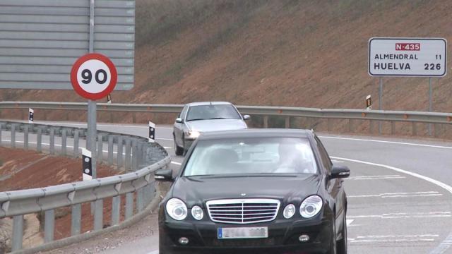 Un vehículo circula por una carretera limita a 90 kilómetros por hora. / EP Un vehículo circula por una carretera limita a 90 kilómetros por hora.