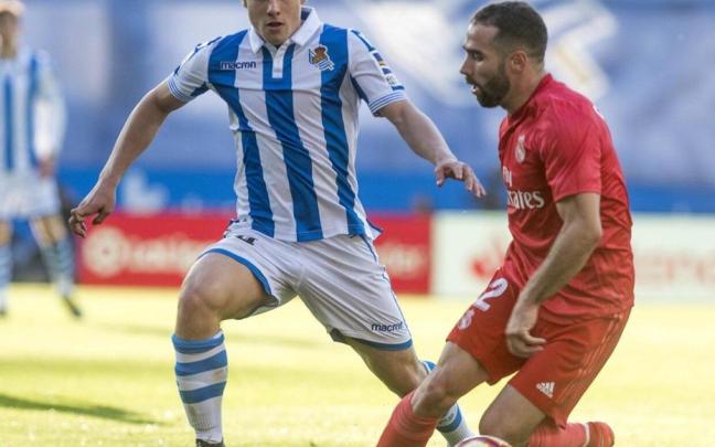 Ander Barrenetxea se mide a Dani Carvajal durante la victoria de la Real contra el Real Madrid en la 37ª jornada de la temporada 2018-19. Los txuri-urdin venían de ganar en Vitoria y cerraron el curso perdiendo en Cornellà. / RUBEN PLAZA
