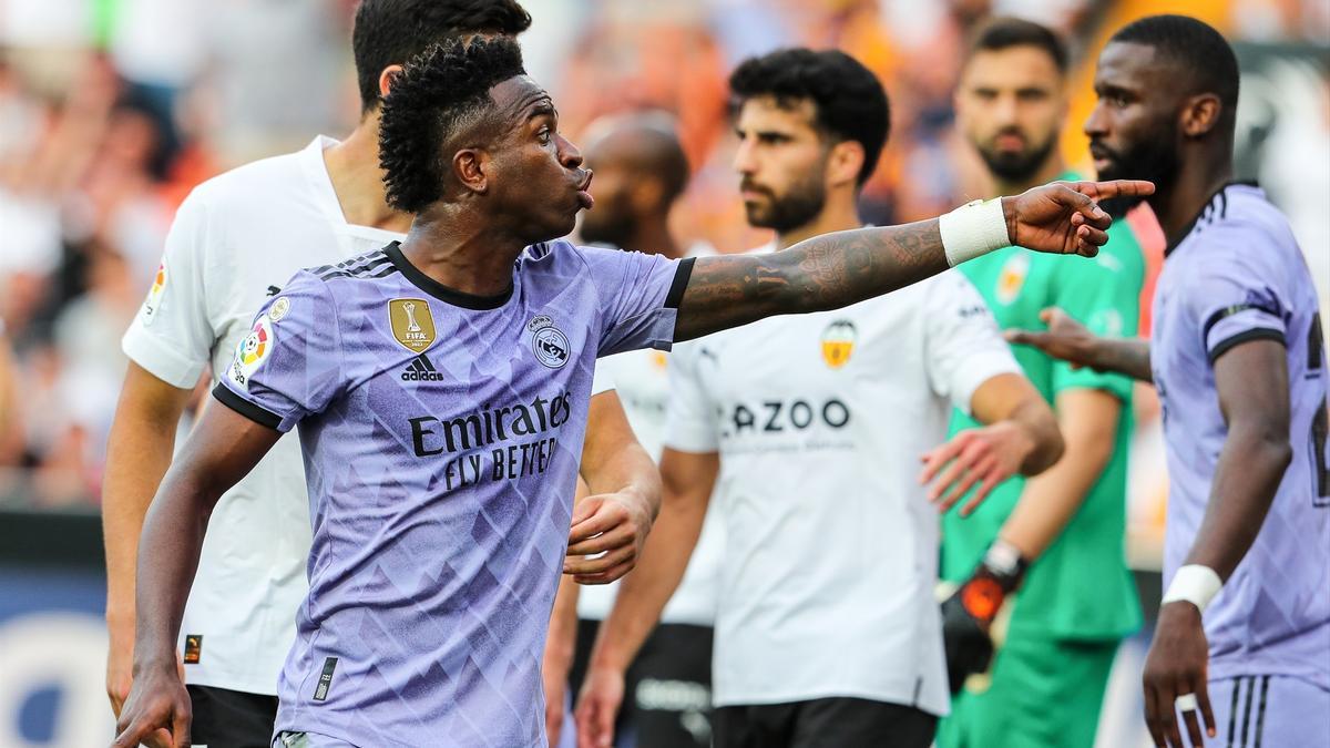 Vinicius, señalando a la grada durante el partido contra el Valencia.