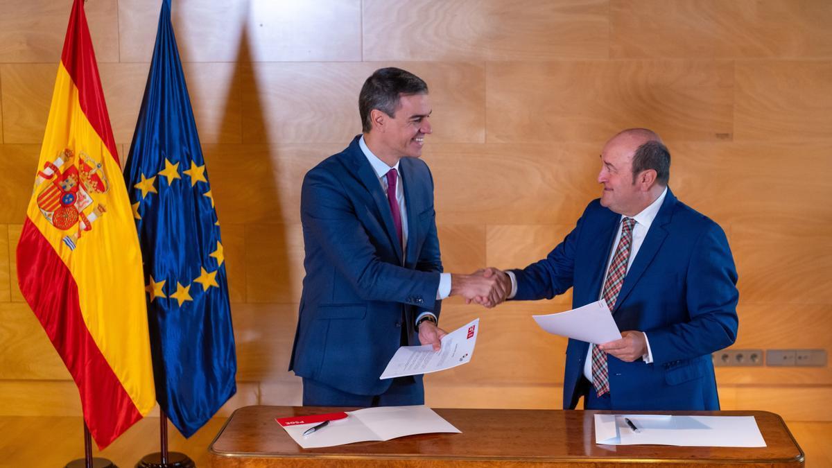 El presidente del Gobierno español, Pedro Sánchez, con el presidente del EBB del PNV, Andoni Ortuzar, firmando el acuerdo