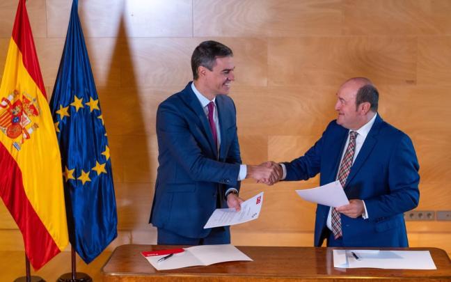 El presidente del Gobierno español, Pedro Sánchez, con el presidente del EBB del PNV, Andoni Ortuzar, firmando el acuerdo
