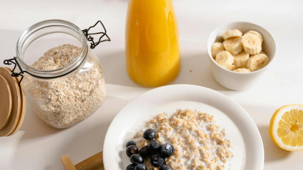 Bol de avena con fruta y zumo de naranja