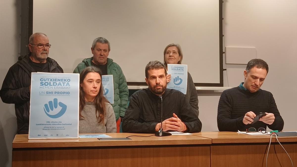 El coordinador de LAB, Igor Arroyo, y el secretario general de ELA, Mitxel Lakuntza, en rueda de prensa junto a otros representantes sindicales.