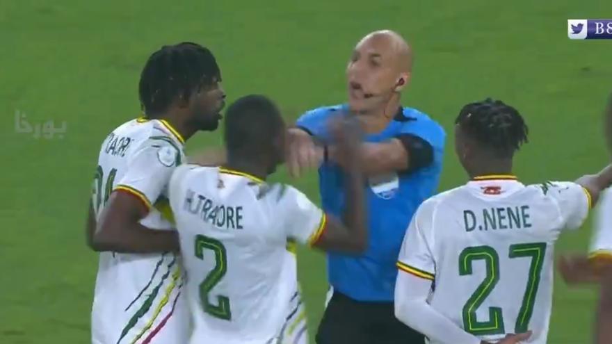 Captura de pantalla del instante en que Traoré y el árbitro han intercambiado empujones