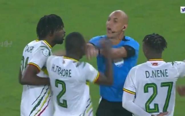Captura de pantalla del instante en que Traoré y el árbitro han intercambiado empujones