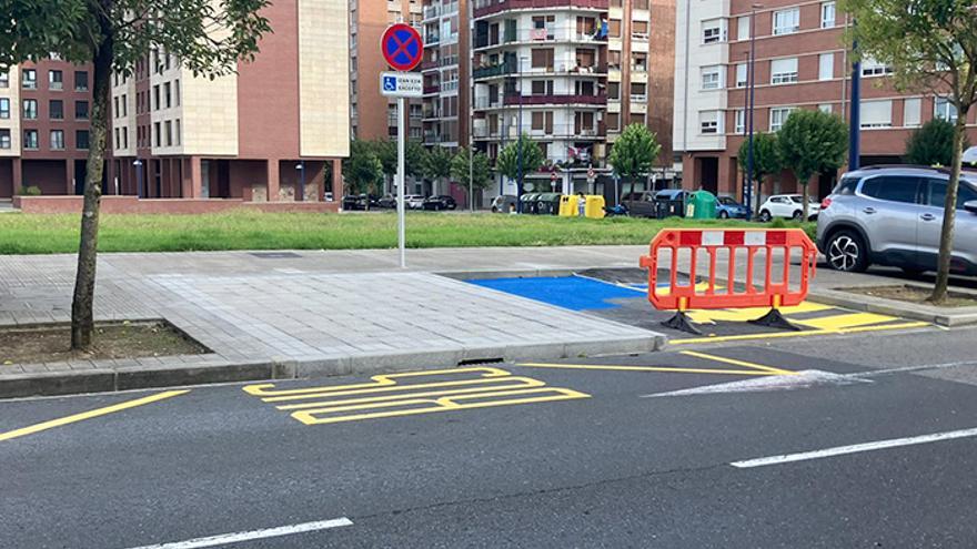 La nueva parada de autobús de la calle Metacal ya está reubicada y pintada