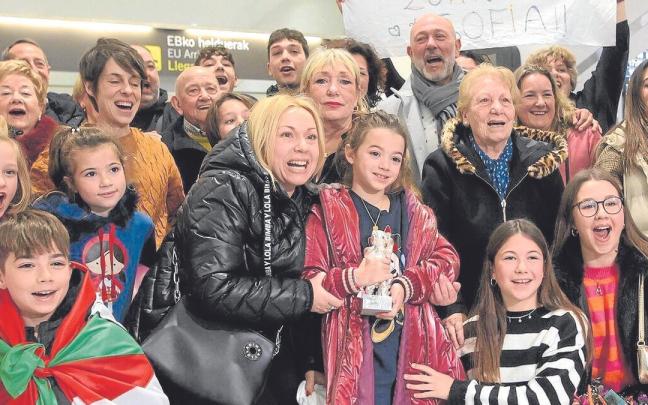 La pequeña Sofía Otero, en el centro de la imagen, flanqueada por familiares y amigos a su llegada a ‘La Paloma’, y acompañada por la directora Estibaliz Urresola. | FOTO: BORJA GUERRERO La pequeña Sofía Otero, en el centro de la imagen, flanqueada por familiares y amigos a su llegada a ‘La Paloma’, y acompañada por la directora Estibaliz Urresola. | FOTO: BORJA GUERRERO