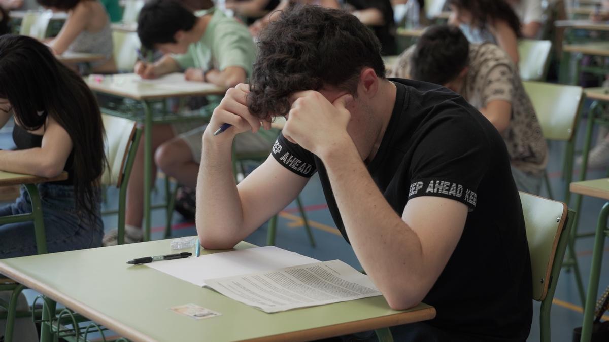 EuropaPress 4491265 estudiante realiza examenes ebau curso academico 2021 2022 polideportivo ur EuropaPress 4491265 estudiante realiza examenes ebau curso academico 2021 2022 polideportivo ur