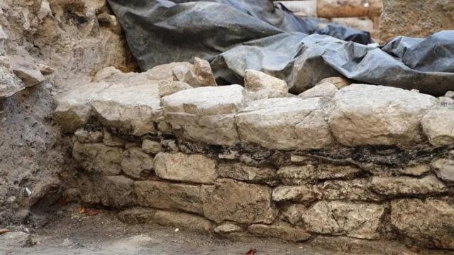 Hallado en el centro París restos arqueológicos que podrían ser de la muralla de la antigua Lutecia gala