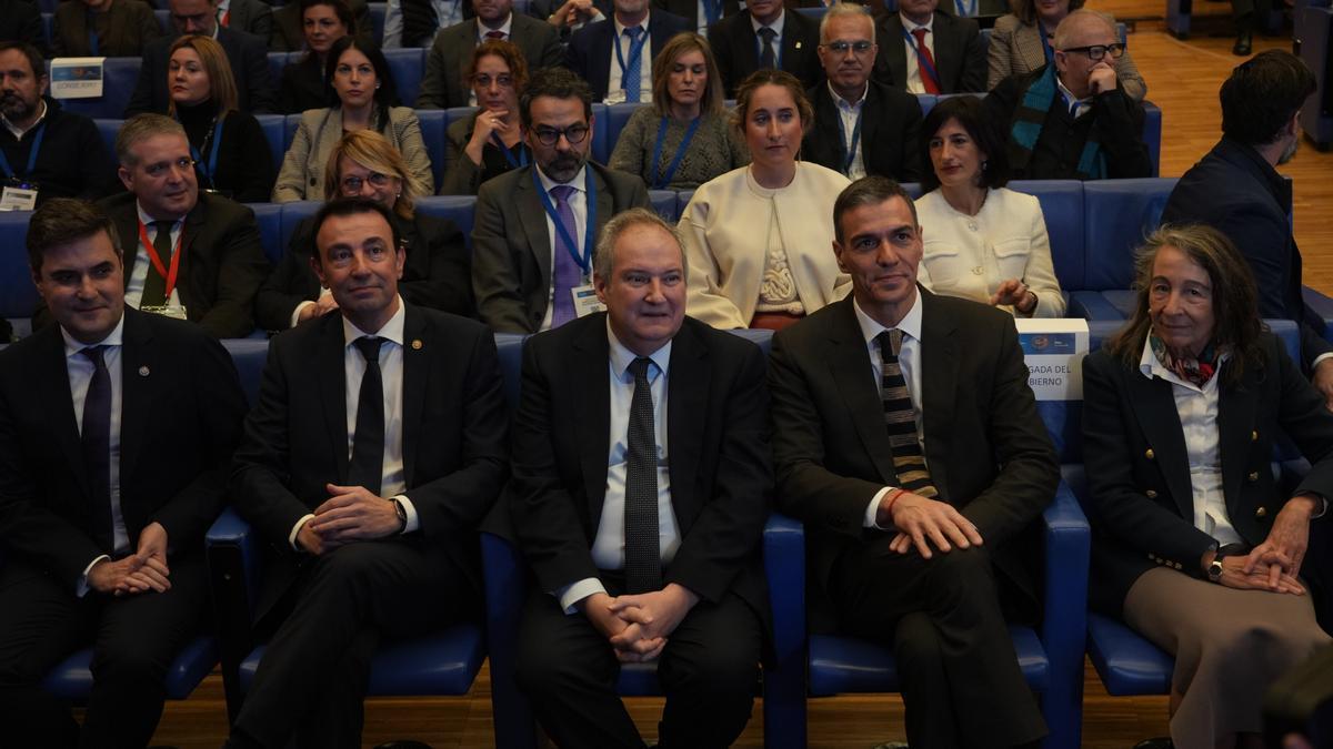 Pedro Sánchez, junto a los consejeros Mikel Torres y Mikel Jauregi, el ministro Jordi Hereu y la delegada del Gobierno en Euskadi, Marisol Garmendia.