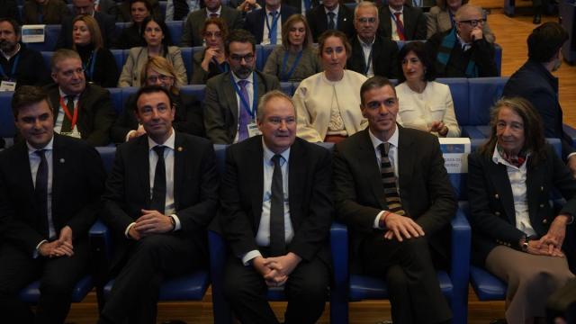 Pedro Sánchez, junto a los consejeros Mikel Torres y Mikel Jauregi, el ministro Jordi Hereu y la delegada del Gobierno en Euskadi, Marisol Garmendia.
