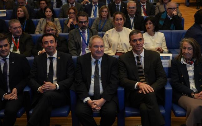 Pedro Sánchez, junto a los consejeros Mikel Torres y Mikel Jauregi, el ministro Jordi Hereu y la delegada del Gobierno en Euskadi, Marisol Garmendia.