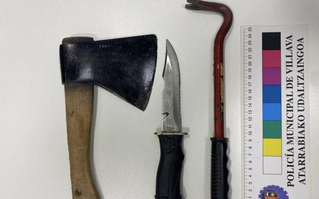 Hacha, cuchillo y llave de uña intervenidos. Hacha, cuchillo y llave de uña intervenidos.