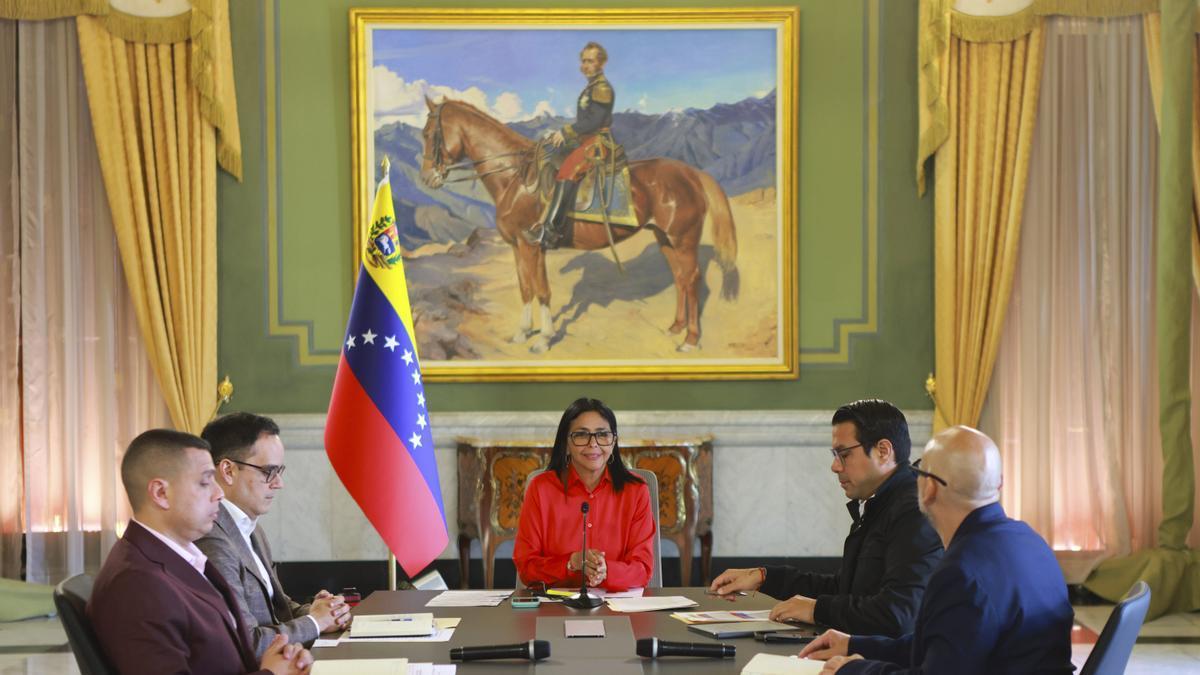 Delcy Rodríguez, en una reunión con miembros del Gobierno venezolano.